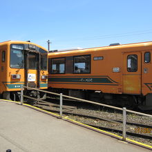 金木駅ですれ違う列車