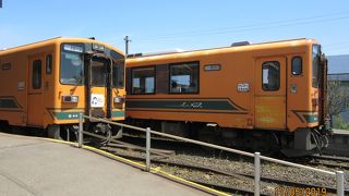 のどかな風情を楽しめるオレンジ色の鉄道