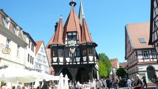 ミヒェルシュタット：赤いとんがり帽子のドイツ最古の市庁舎は大変愛らしく、美しい。