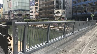 博多川の橋を渡る