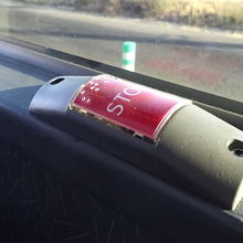 路線バスは、降りる前にブザーで知らせます。