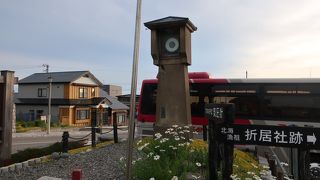 いにしえ街道の西の入口にたつ気圧計の柱