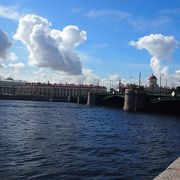 夏の庭園からペトロパブロフスク要塞に向かうネヴァ川に架かる跳ね上げ式の橋