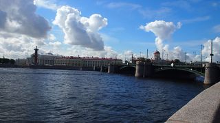 夏の庭園からペトロパブロフスク要塞に向かうネヴァ川に架かる跳ね上げ式の橋