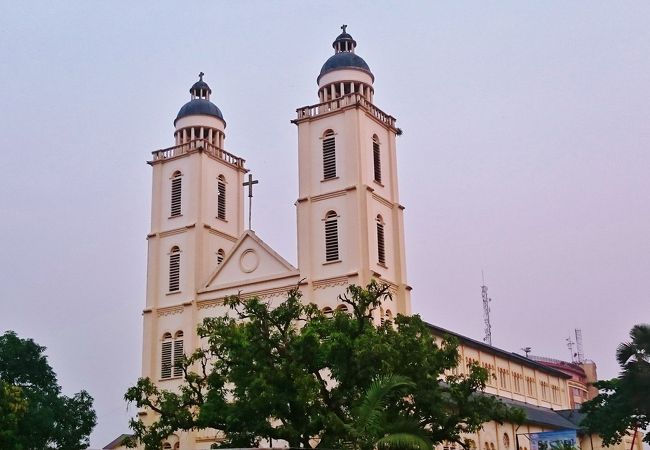聖 ペテロ パウロ教会 (ドゥアラ)