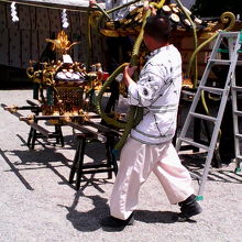 ちょうど明日の神輿の準備をしている時に立ち会えました