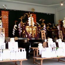 明日担がれるお神輿がずらりと並びお神酒などが供えられてました