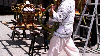 三社祭の前日は神輿の準備をしていることも