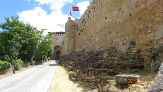 ベラクルス教会からの帰りにこの門を通りました。