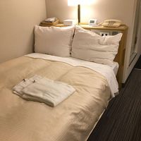 部屋は狭い、仕方ないか。