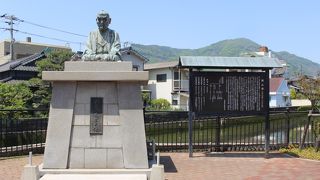 保存地区の入り口にある小さな広場