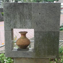 滝野川公園の入口にある御殿前遺跡の碑の背面の様子です。