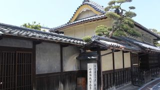 屋根の曲線の美しい立派なお屋敷