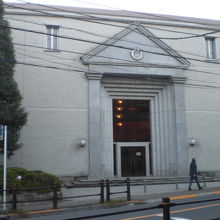 東京ゲーテ記念館の東側の入口です。白亜の殿堂の感じがします。