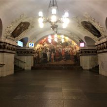 美術館のような地下鉄のホーム