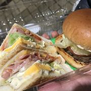 佐世保バーガーを食べ