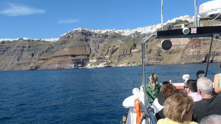 船で海から眺めるサントリーニ島の景色は抜群
