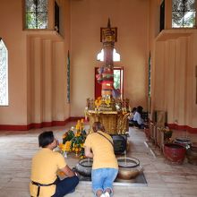 お参りする人々