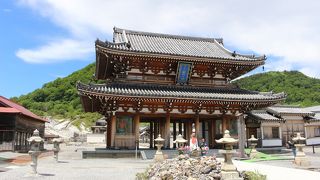 周囲の荒涼とした景色が独特です