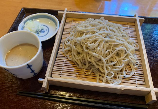 さいたま市見沼区の住宅地にある人気のお蕎麦屋さんです。駐車場が狭く、大型車は入れるのが大変です。