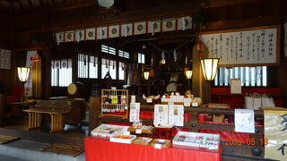 金沢は大きな観光都市ですが、ちょこちょことこういう地味ながら静かな佇まいのなかなかの趣のある神社や建物があります