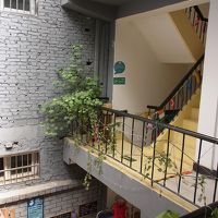 真ん中が吹き抜けになっていて明るい雰囲気