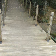音無さくら緑地の緑の吊り橋です。吊り橋の足場は、木製です。