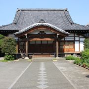 慶安寺の対面にある寺院