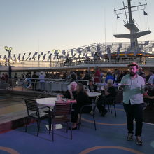 船上でのバーベキューディナー