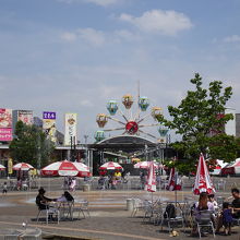 円形の広場と遊園地があります