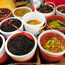 量り売りのオリーブやピクルス