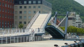 歩行者専用の跳ね橋