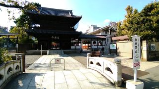 山門よりは、小さめですが、有名な泉岳寺にふさわしい