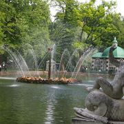 ニージュニー公園の池の中心にある細かい仕掛けの美しい噴水