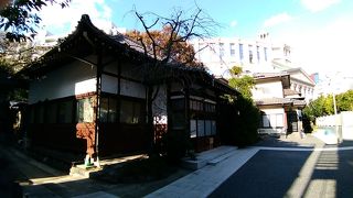 小石が敷き詰められた広い庭