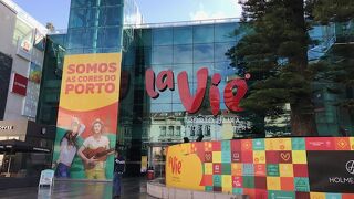 アルマス礼拝堂近くのショッピングモール