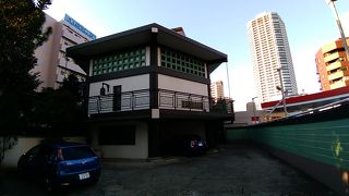 特徴のある六角形の建物