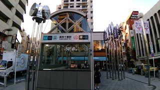 駅周辺には、レトロな商店街も広がっていて賑やか