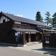 農家を武家屋敷に作り変えた建物。