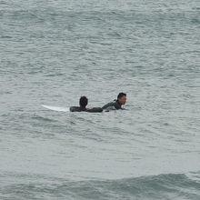 サーフィンを楽しむ若者