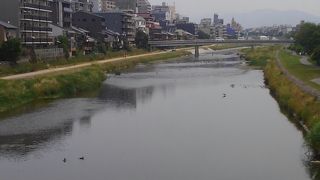 納涼床のある河