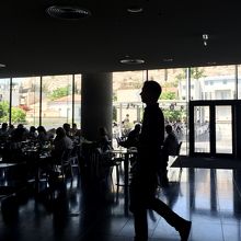 屋内のカフェレストラン。