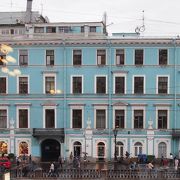 ネフスキープロスぺトに彩りを添えるペールブルーの建物