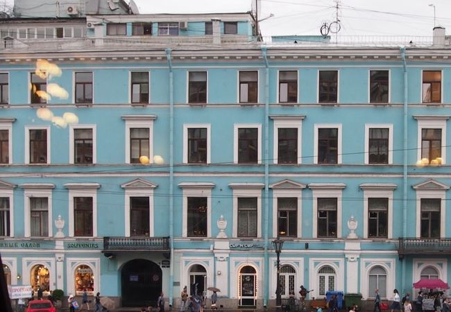 ネフスキープロスぺトに彩りを添えるペールブルーの建物