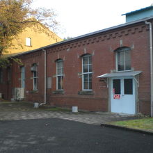 赤レンガ造りの旧醸造試験所第一工場です。歴史的な建物です。