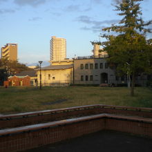 醸造試験所跡地公園と醸造第一工場地区全体を見ている写真です。