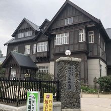 黒くシックな建物