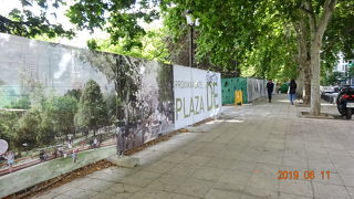 広場の周囲が工事用のシートで覆われ、観光客は入れない状況でした。