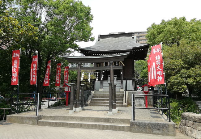 帷子川横の公園内にある稲荷神社