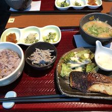 ひらす西京焼きと豚汁